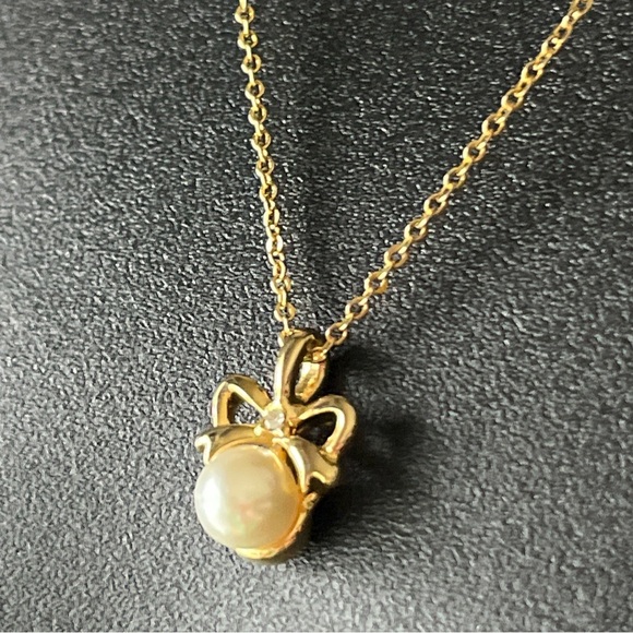 Bow- Pearl- Rhinestone Pendant Gold Tone 18” Chain - Picture 5 of 9